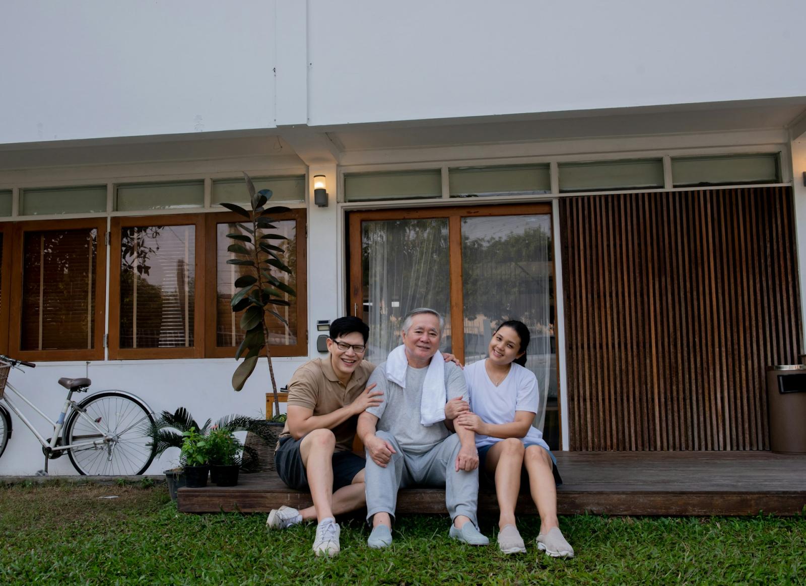 Family gathered in front of a house, symbolizing an organized and stress-free relocation process.